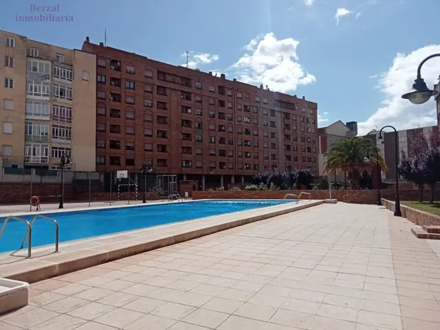 Piso de 75 metros construidos en Logroño, Zona Centro Ayuntamiento con piscina comunitaria — 26