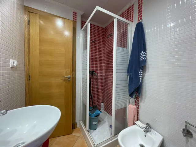 Apartamento reformado de 2 dormitorios con piscina comunitaria — 15