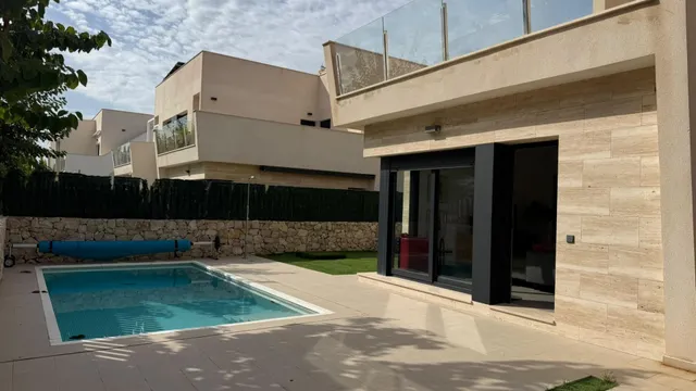 CHALET SEMINUEVO CON VISTAS AL MAR, PISCINA PRIVADA Y COCINA DE VERANO – LA TORRE DE LA HORADADA — 6