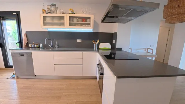 Amplio apartamento de esquina en planta baja con parcela y estudio exterior — 12