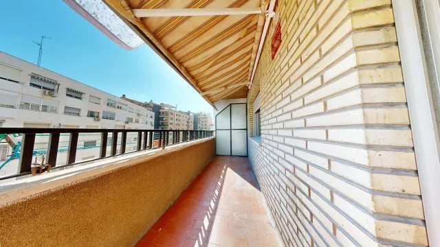 Piso de 77 m2 útiles. Distribuidos en tres dormitorios, salón, cocina, baño y zona de aparcamiento en la parte interior de la urbanización — 6