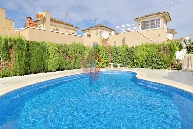 Espectacular bungalow en esquina con gran solárium, jardín privado y piscina en Guardamar del Segura — 4