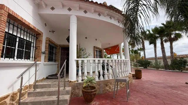 VILLA DE 4 DORMITORIOS Y 3 BAÑOS. PARCELA DE 1.850 M2. CON PISCINA CLIMATIZADA Y CASA DE INVITADOS INDEPENDIENTE EN CATRAL. — 8