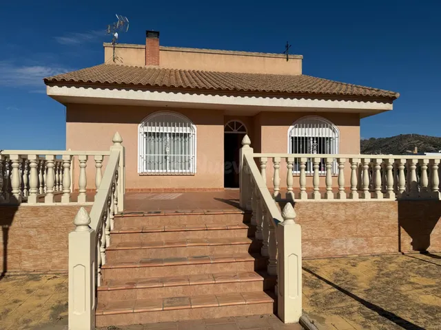 Exclusiva villa con parcela de 1.000 m2 y sótano de 170 m2 e - foto 3
