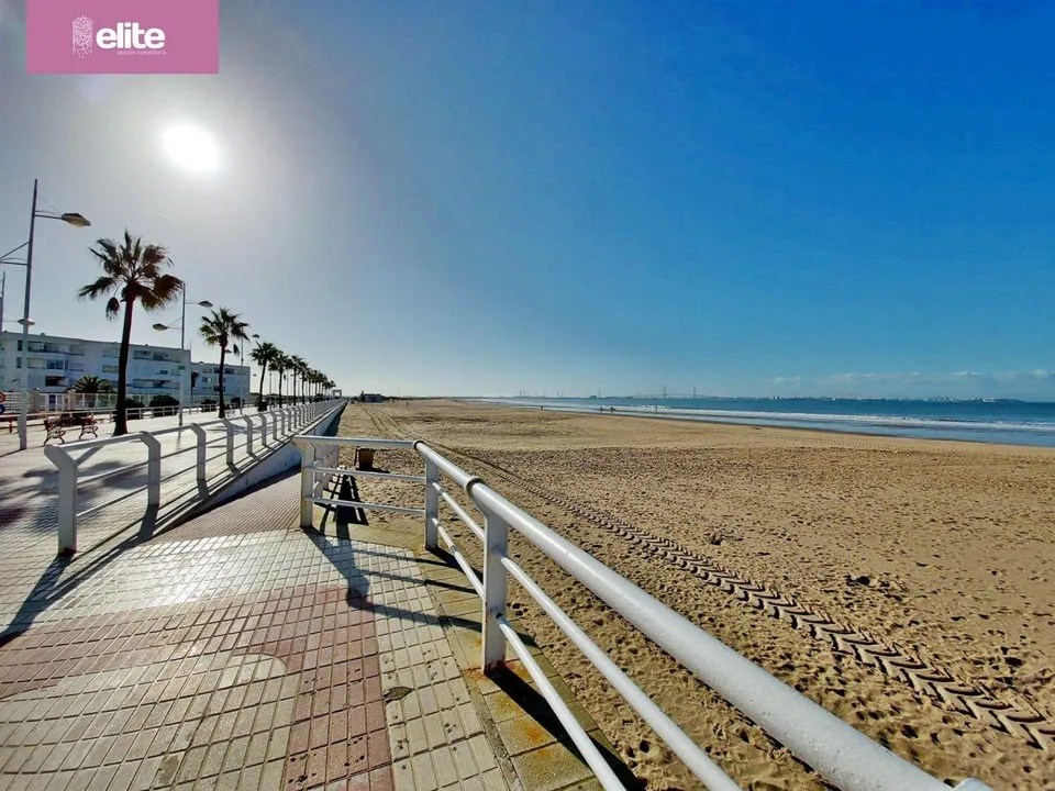 ESTUPENDO LOCAL EN VALDELAGRANA JUNTO A LA PLAYA