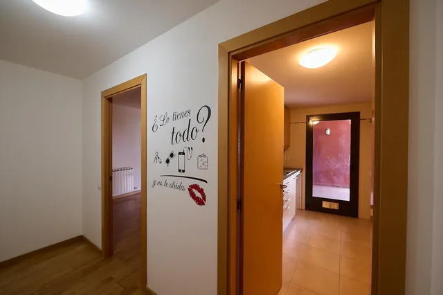 PISO DE 3 HAB CON BALCÓN, PK, Trastero y Piscina Comunitaria — 6