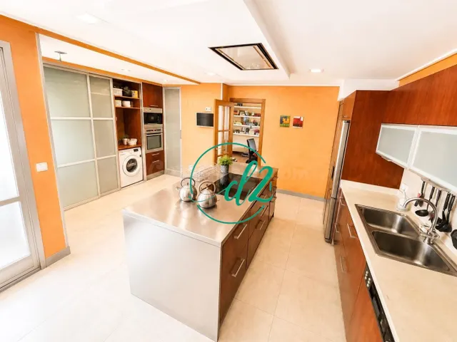 EXCLUSIVA VIVIENDA DE MÁS DE 180 M2 CON GARAJE EN PLENO CENT