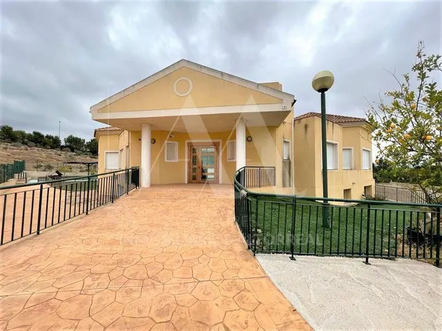 SE VENDE NEGOCIO EN MONTEPRINCIPE — 2