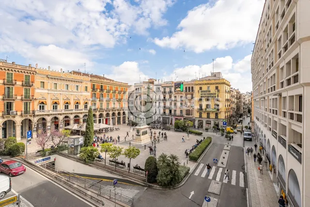 SE VENDE PISO DE 300 METROS CON MUCHAS POSIBILIDADES EN PLAZ