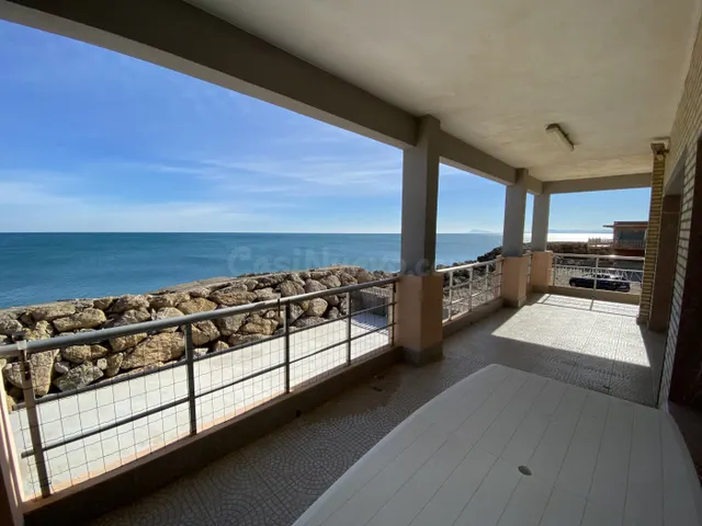 Excelente chalet en primera línea de la playa del Brosquil e - foto 2