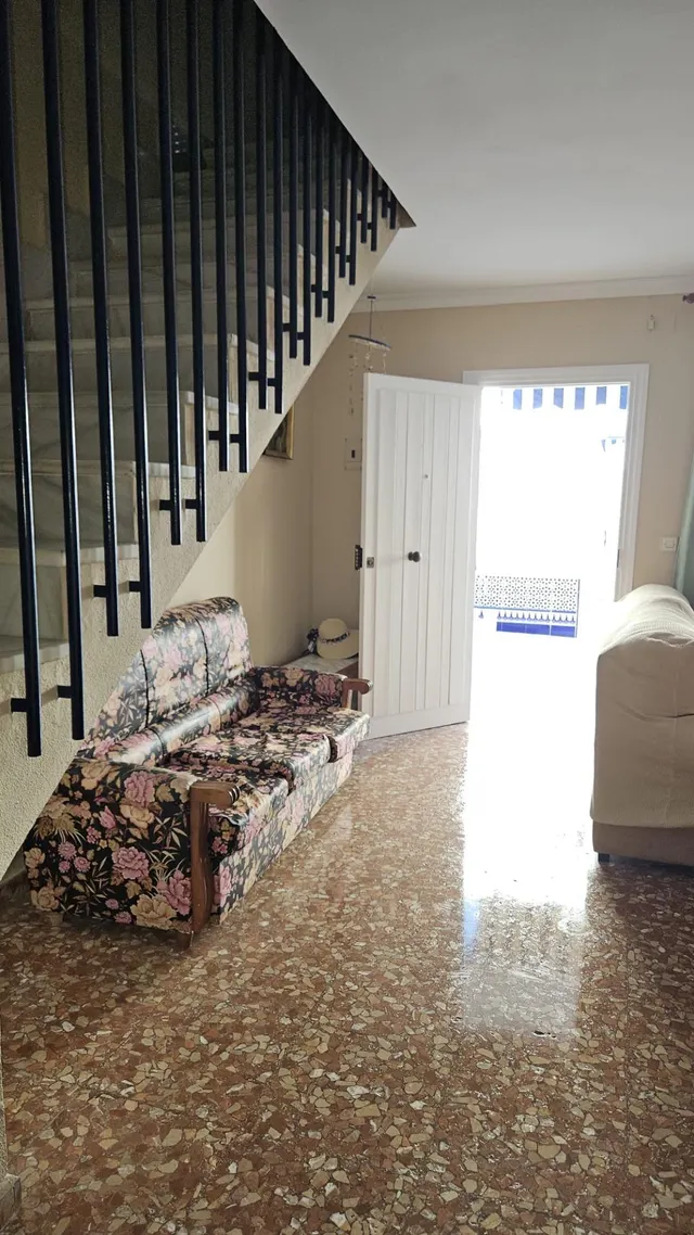 Casa adosada de 4 dormitorios con gran porche, patio y terraza en el centro de Chipiona — 10