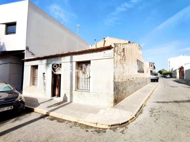 Fantástica casa de pueblo esquina en el centro de Los Montes
