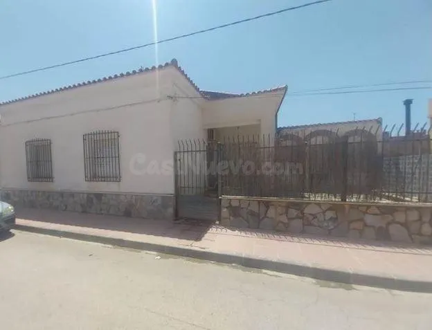 SE VENDE casa adosada OKUPA en C SAN JOSE 3 de Algueña - foto 3