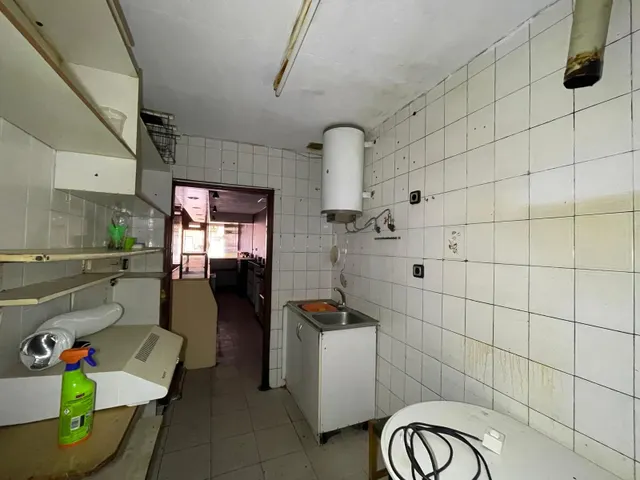 SE VENDE LOCAL EN ZONA ALTA — 8