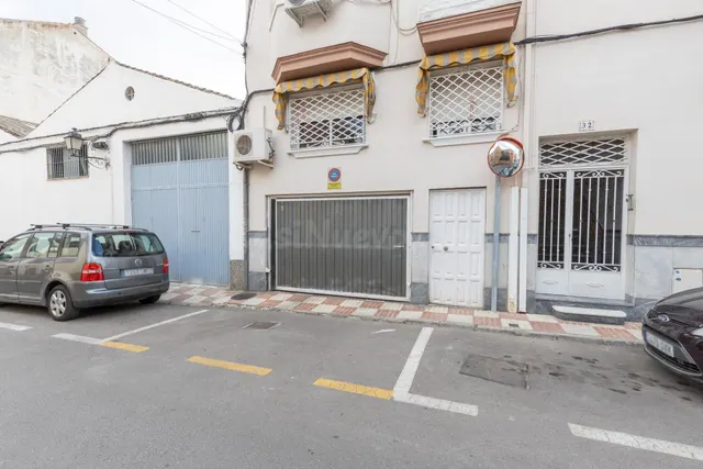 Plaza de aparcamiento de 25 m2 en Armilla (Granada) – acceso por calle málaga — 2