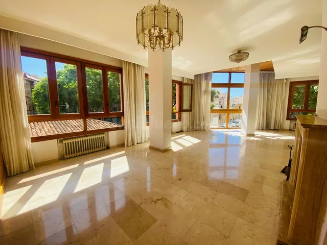 ✨ Amplio piso con gran potencial en Santa Catalina ✨ — 2