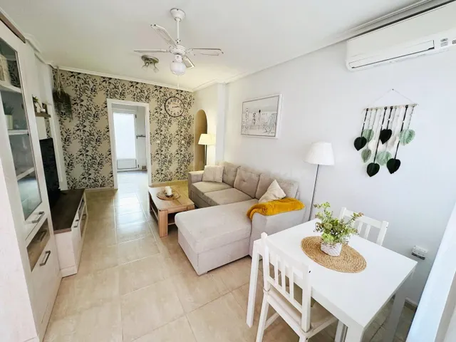 Bungalow en planta baja con amplia terraza y piscina comunit - foto 5