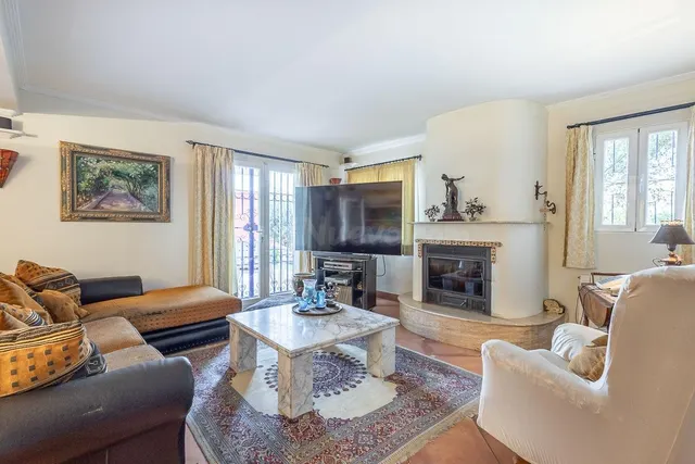 CASA SINGULAR CON JARDIN Y VISTAS A LA BAHIA DE LA HERRADURA - foto 4