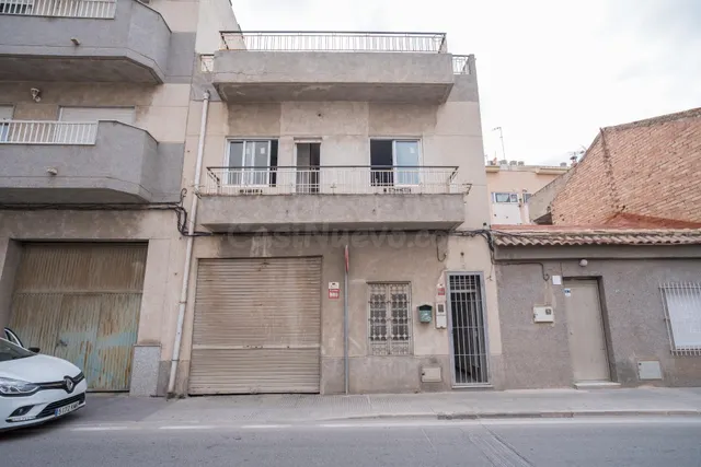 CASA INDEPENDIENTE CON GARAJE-ALMACÉN, PATIO Y TERRAZA DE 58