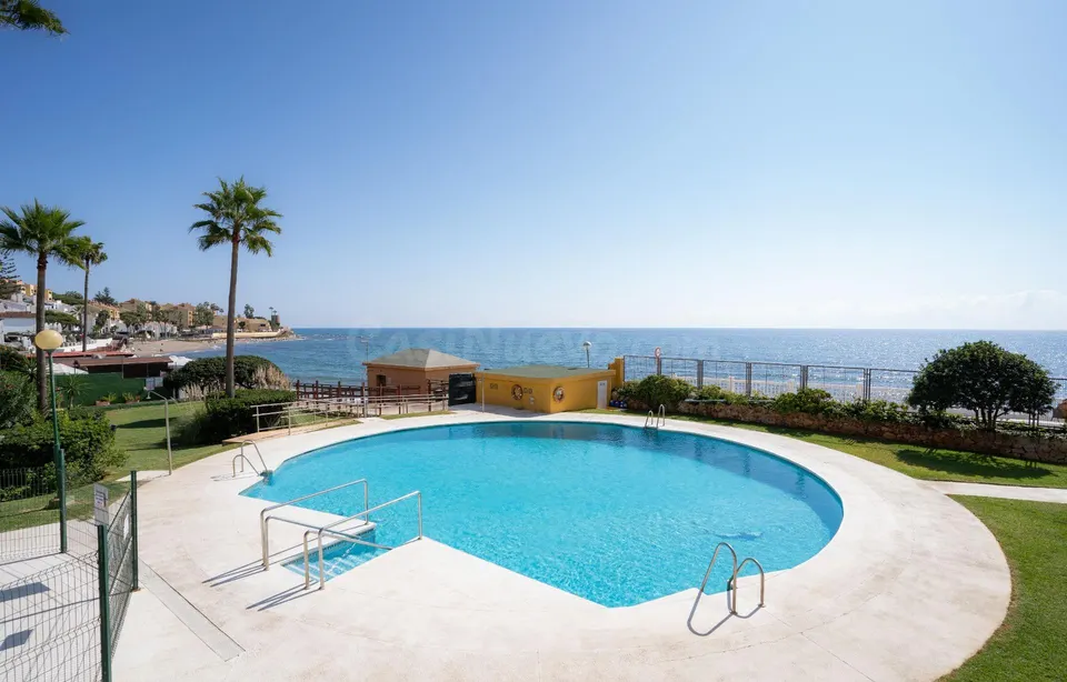 Magnifico estudio en primera línea de playa en Calahonda.
