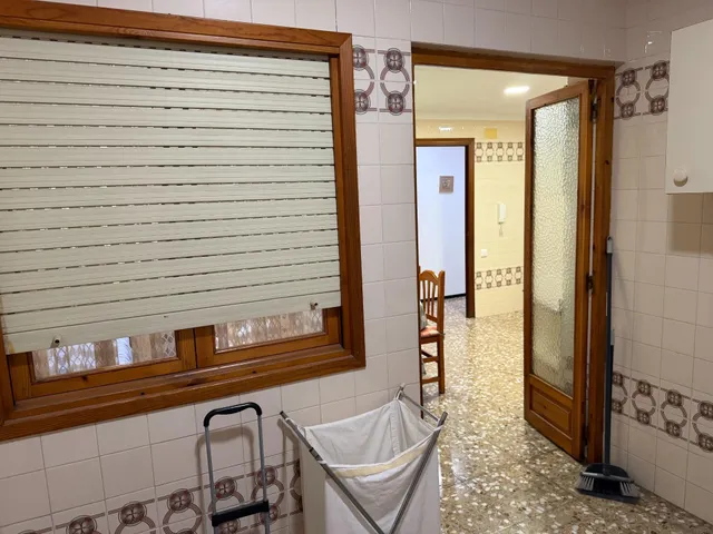 Piso con ascensor, 4 dormitorios, 2 baños, cocina 19 m2 con patio pisable, salon comedor, tres piezas a la calle. — 48