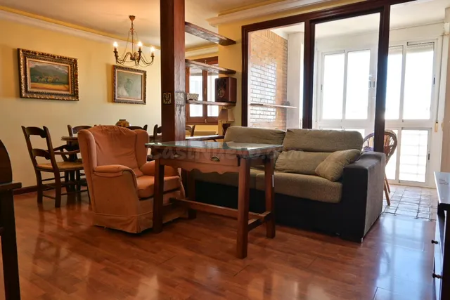 Piso en venta de Renta Libre de tres dormitorios, zona Santa