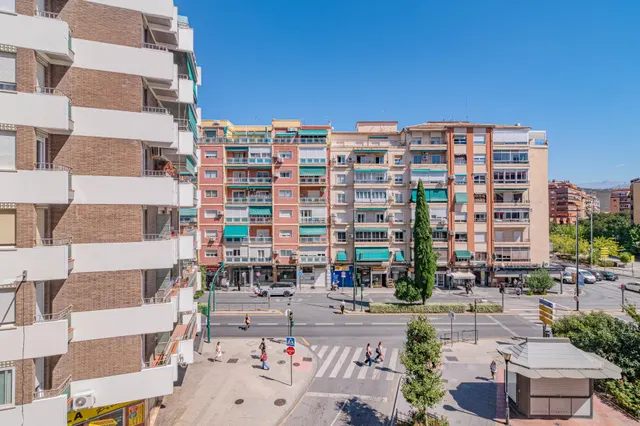 Oportunidad Única: Amplio Piso para Reformar en Camino de Ronda ✨ — 33