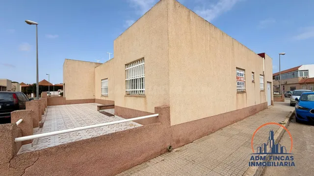 Planta baja de 198 m2 de parcela con 4 dormitorios, patio, p - foto 2