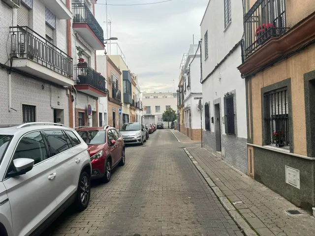 SE ALQUILA GARAJE PARA COCHE PEQUEÑO Y TRASTERO - foto 4
