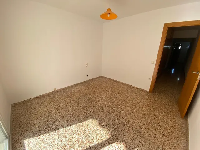 ¡AMPLIO PISO EN UNA ZONA TRANQUILA DE ALCANAR! — 35