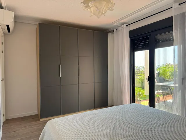 Ático orientado al sur con vistas al mar y amplia terraza en el centro de Torrevieja — 23