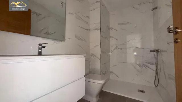 Chalé adosado, con terraza 30m , jardín 70m , garaje para 2 coches. 5 habitaciones. 3 baños. Cocina salón comedor de 35 m2. Magnificas vistas. Muy soleados — 19