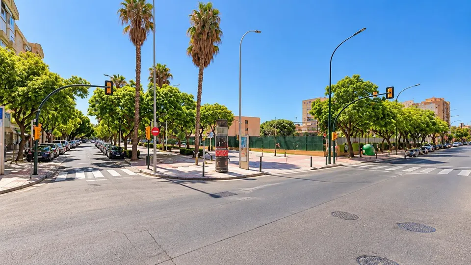 Amplio Local Comercial en La Princesa-Huelin, Málaga - Oportunidad Única