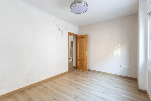 Piso con garaje, trastero y excelente ubicación en Huétor Vega — 11
