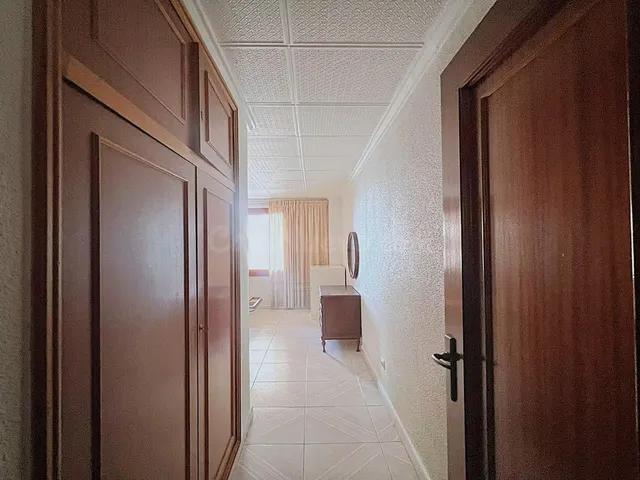 Amplio apartamento (aprox. 90 m2 - 2.ª planta) en primera línea de Playa del Acequión. Gran balcón con vistas al mar (suroeste), piscina comunitaria, cerca del centro, y directamente en la playa. — 20