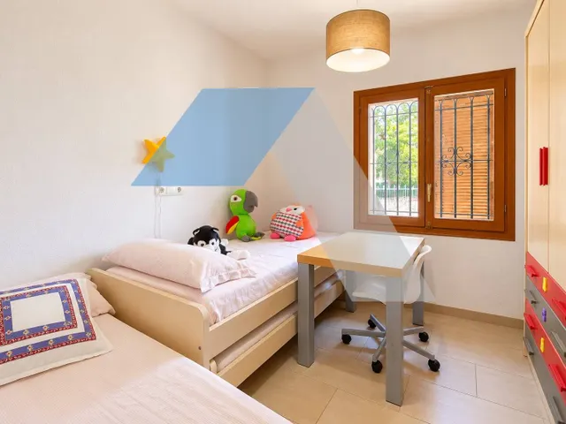 Chalet en parcela urbana con piscina privada en san vicente del raspeig — 26