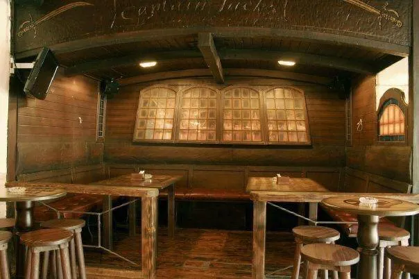 "Crea un ambiente acogedor y atractivo con nuestro bar de madera hecho a medida" — 3