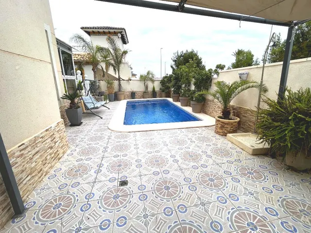 Villa independiente totalmente renovada con apartamento independiente y piscina en La Zenia!!! — 20