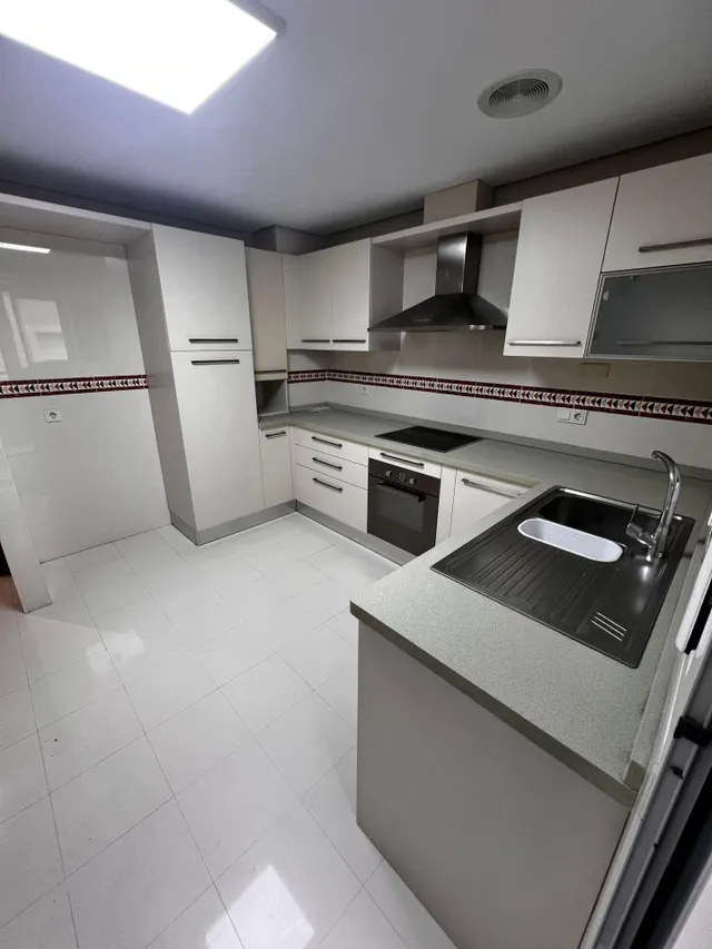 Amplio piso en alquiler en Torrevieja – 3 habitaciones, terraza y garaje incluido — 9