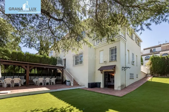 CASA PAREADA EN LA ZUBIA CON PISCINA, ZONA DE BARBACOA Y JAR
