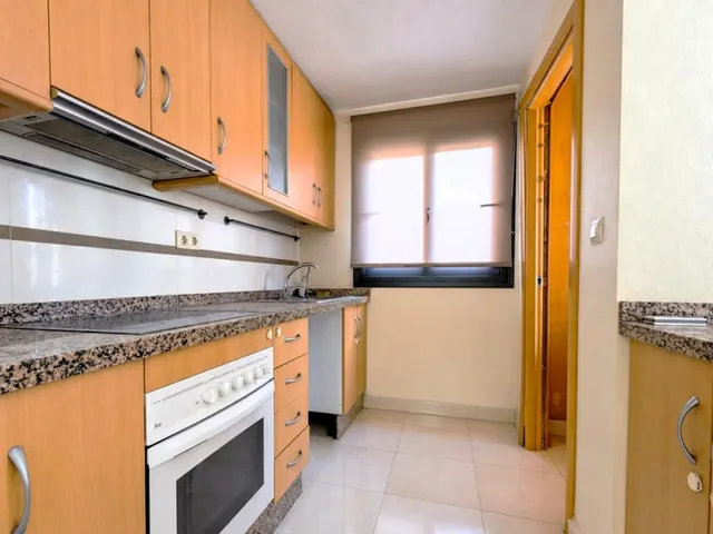 Magnífica y espaciosa casa adosada de 4 plantas (aprox. 176 m2). Varias terrazas y gran zona de piscina comunitaria. Cerca de campos de golf, La Zenia Boulevard, y a poco más de 5 km de las playas. — 35