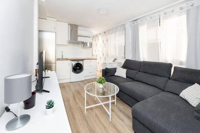 ¡Vive en pleno centro de Granada! Piso de 2 habitaciones con ascensor. — 8
