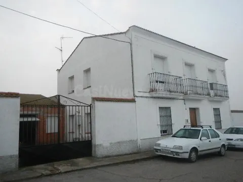 Se vende Casa Adosada OKUPADA en Calle Martires 87 Fuente de Cantos, (Badajoz).