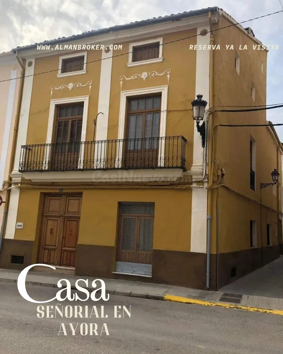Elegante Casa Semireformada en Ayora: Oportunidad Única