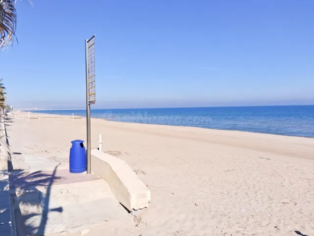CHALET EN PLANTA BAJA SITUADO EN PRIMERA LÍNEA DE PLAYA - foto 3