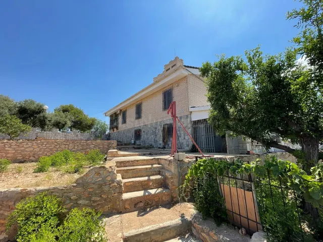 Chalet independiente con parcela de 12.000 m2 y piscina - foto 4