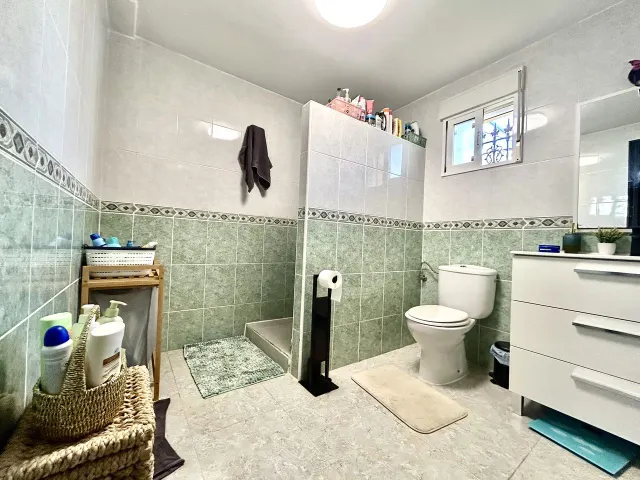 Villa de 4 dormitorios y 3 baños en villamartin (orihuela costa) — 32
