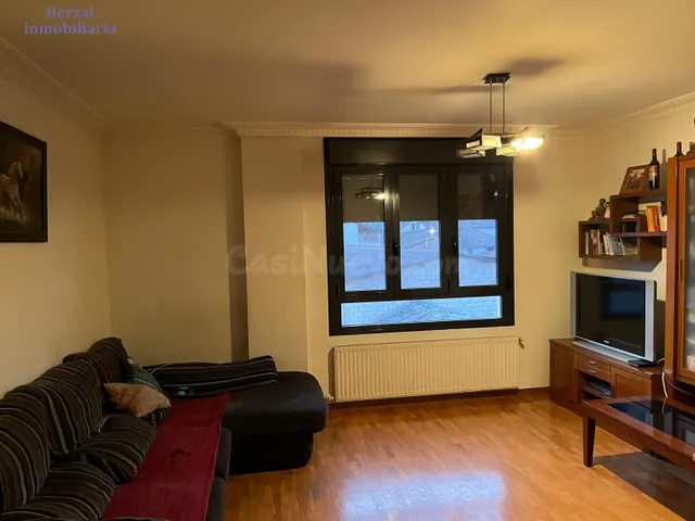 Magnífico piso de tres dormitorios, amplio salón, dos baños, - foto 2