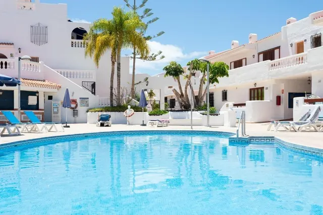Los Cristianos. Piso 1 habitación en complejo cerrado con piscina — 2