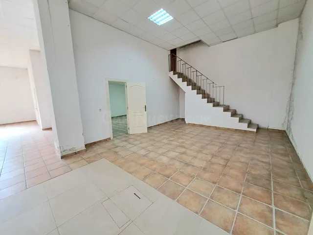 Se vende o alquila este local de 267m2 esquinero con dos ent - foto 4
